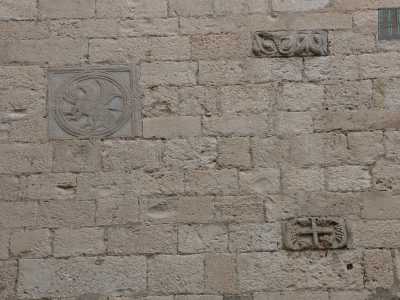 La chiesa fu eretta sul finire dell'XI secolo, come suggeriscono gli spioventi e i blocchi lisci della muratura esterna e alcuni resti scultorei sparsi al di sopra del portale, quale un grifo alato con la coda terminante in un fiocco